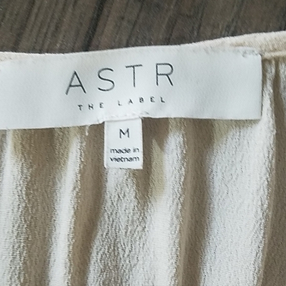 ❗SOLD❗ASTR THE LABEL Split Neck Cold Shoulder Blouse Sz Medium - Picture 3 of 8